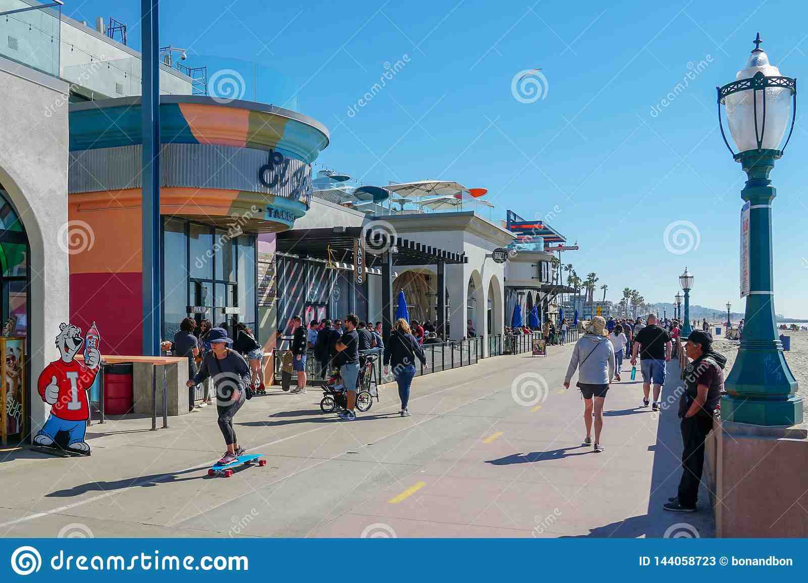 Can you walk from Mission Beach to Pacific Beach?