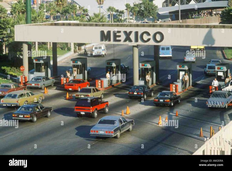 How far is San Diego from border of Mexico?